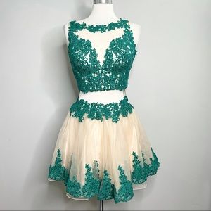 DAVE & JOHNNY Two-Piece Prom Homecoming Party Dress